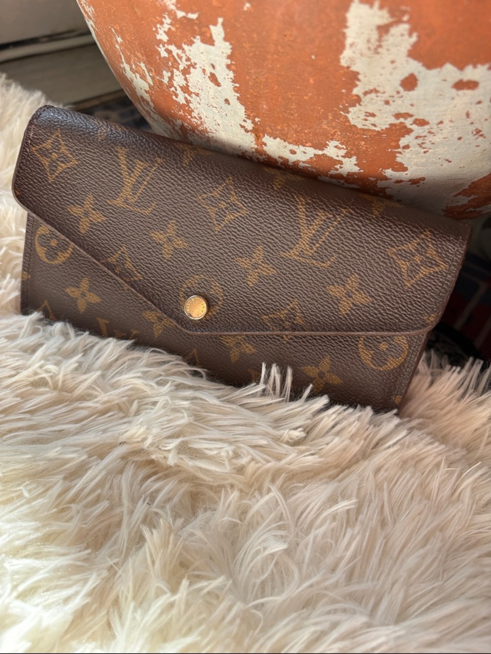 Monogram, Louis Vuitton, Sarah wallet/ crossbody with fuchsia interior - Picture 9 of 15